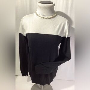 Calvin Klein Woman’s Turtleneck Sweater Size M White/Black Knit Long Sleeves